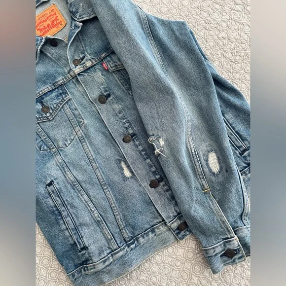 Levi's Men’s Denim Trucker Jacket Medium Wash Distressed Size M - Picture 6 of 10